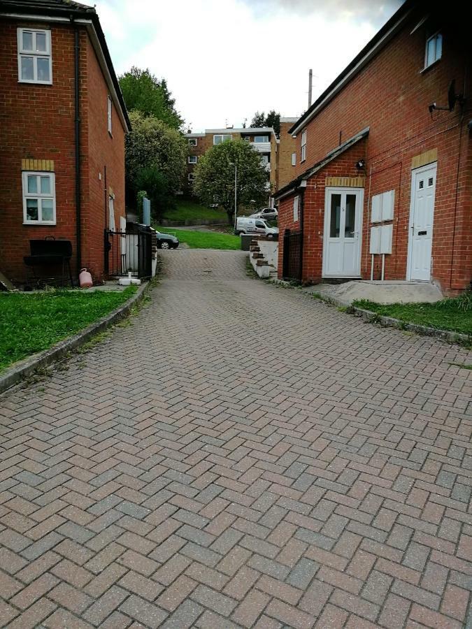 Metrolets 2 Apartment Luton  Luaran gambar